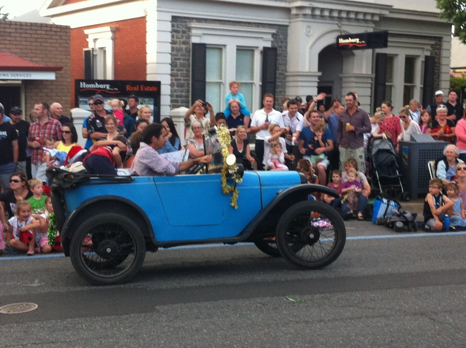 the town was filled with everyone and all types of cars at the barrosa st parade
